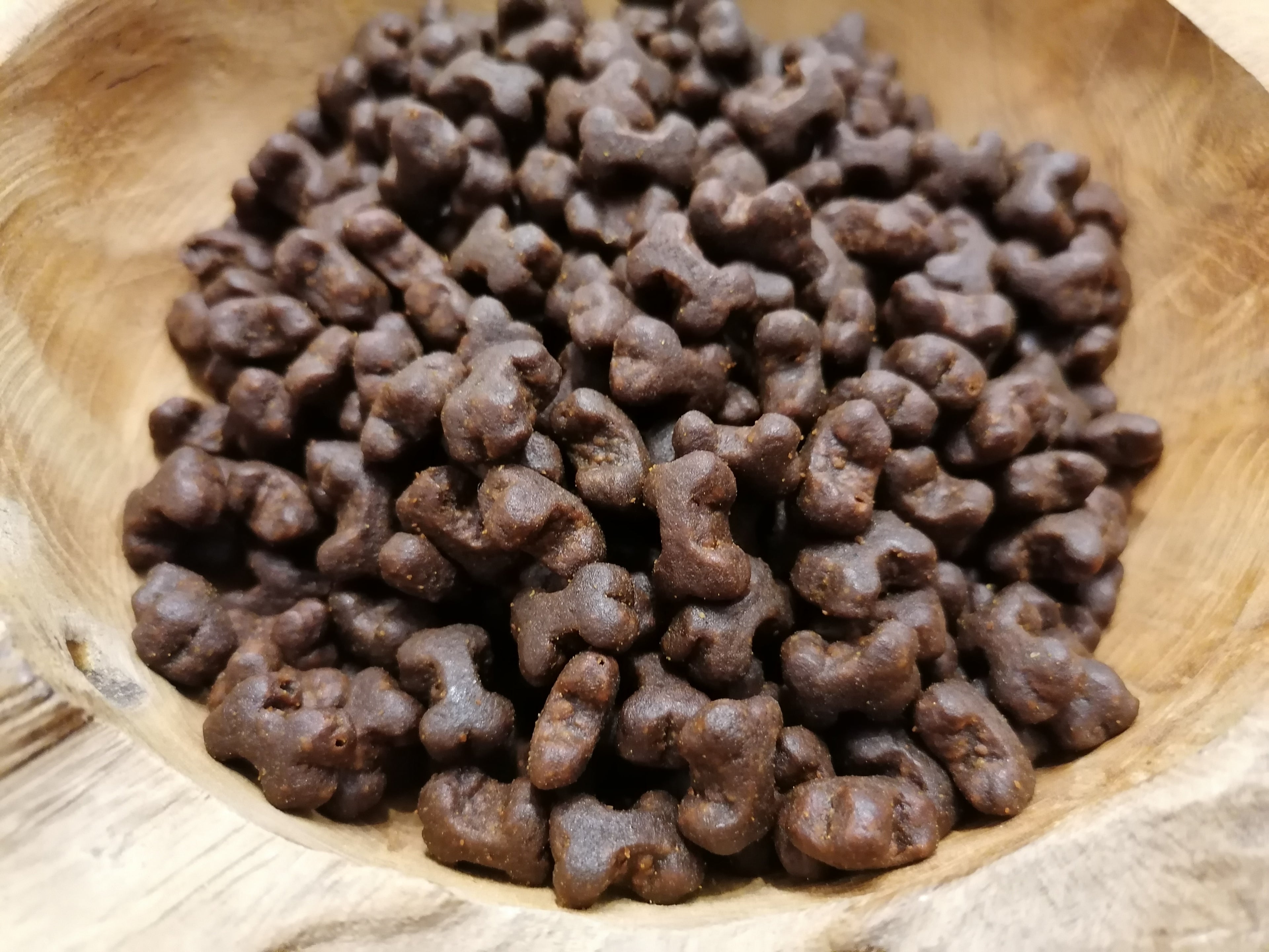 Gefluegel Snackos in Holzschale